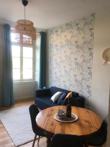 Appartements L'Aparthe Dinan - Vue sur la place du marche : photos des chambres