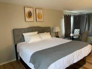 King Room with Pool View room in Ways Motel