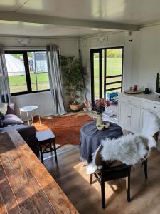 Houten huisje tussen paarden