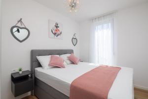 Apartment Alegria in Okrug with heated Pool, Sea view, Jacuzzi, Wifi