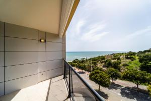 Primera línea de mar con piscina, gimnasio y parking 2 hab y 2 baños