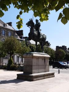 Appartements L'Aparthe Dinan - Vue sur la place du marche : photos des chambres