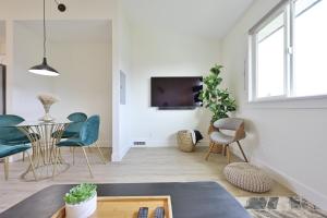 Modern Upstairs Loft - Newly Renovated!