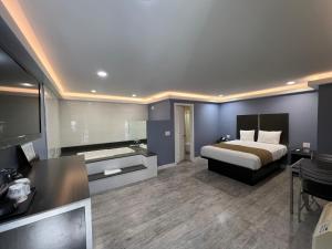 Deluxe Queen Suite room in Deluxe Inn Hawthorne/ LAX