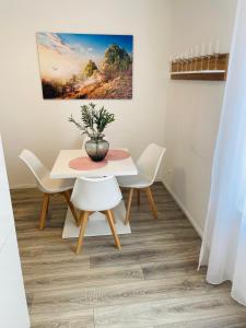 Prime Host Balcony Apartment