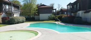Appartements Les Terrasses du Lac piscine et vue Lac A4 : photos des chambres