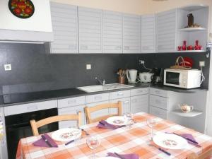 Maisons de vacances Holiday Home in Treompan near Sandy Beaches : photos des chambres