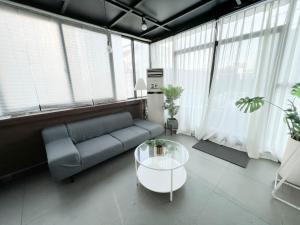 Căn Hộ Áp Mái (Penthouse Apartment)