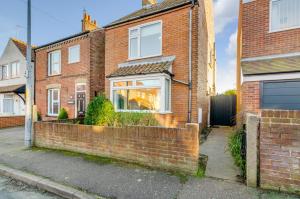Spacious Three Bed Beachside Family Holiday House