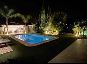 Suite privada frente a la piscina Para 2 personas con sofá cama para 2 más No es casa completa - Caserío Calandari