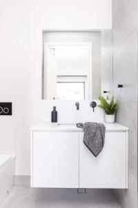 Sailfish Studio - Beachside Private Access Granny Flat by uHoliday