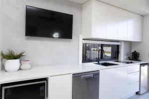 Sailfish Studio - Beachside Private Access Granny Flat by uHoliday