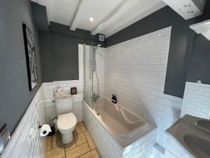 Maisons de vacances Charming Cottage with Hot Tub in Burgundy : photos des chambres