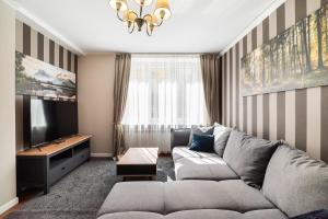 City Centre Luxury Apartment by BookingHost