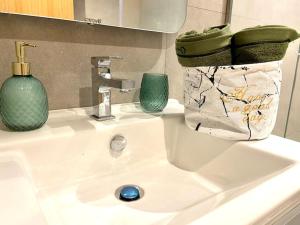 Anfa Living 29-The Gatsby 5 Chic&New Apt near Sea