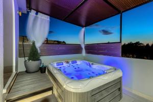 New, modern apartment with HOT TUB