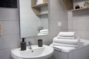 The Lefkadian collection G and N