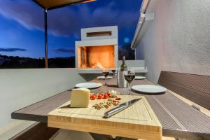 New, modern apartment with HOT TUB