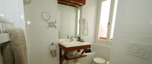 Hotels Hotel Les Almadies - Coeur de Ville : Chambre Double avec Douche