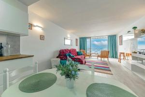 Neptuno Oceanview Suite with pool and beach private access