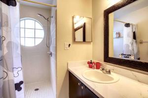 *Disney-15min away* Magical Mickey themed condo