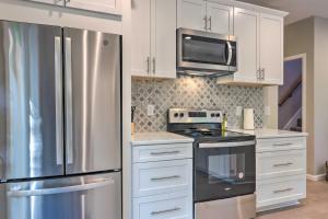 Fire Pit and Dock Waterfront Lake Sinclair Getaway!