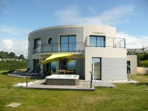 Villa in Telgruc-sur-Mer with Sea Views & Jacuzzi