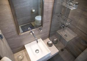 Sunny Apartment (90m2) in Athens center