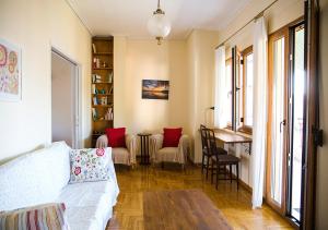 Sunny Apartment (90m2) in Athens center