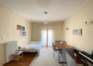 Sunny Apartment (90m2) in Athens center