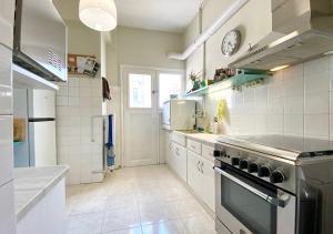 Sunny Apartment (90m2) in Athens center