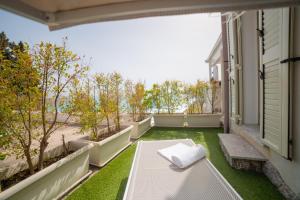 Deluxe Double Room with Side Sea View