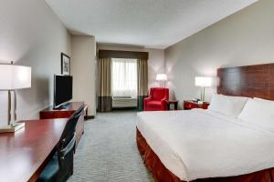 Queen Room with Walk-In Shower - Disability Access room in Best Western PLUS University Inn & Suites
