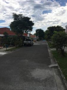 HOSPEDAJE MUY CERCA A UKUMARI,CONSOTA Y EXPOFUTURO