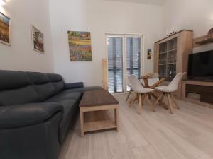 To Be (2B) in Malaga