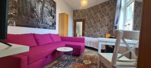 Büdchen am Rathaus-Parkplatz-Bett und Schlafcouch-EG-NETFLIX-