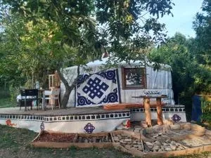 Jurta az erdő mellett dézsával-KERESZ-TANYA - Piliscsév