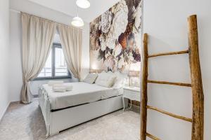 TREVI FOUNTAIN - SHABBY - RomeDreamHome