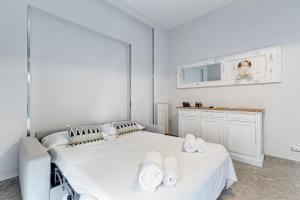 TREVI FOUNTAIN - SHABBY - RomeDreamHome