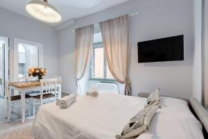 TREVI FOUNTAIN - SHABBY - RomeDreamHome