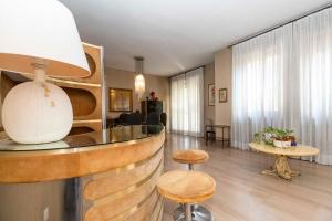GuestHost - Massaua Roomy Vintage Apartment