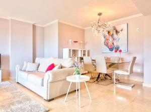 Mediterranean Swing - Acosta Apartment 4, Villa Padierna