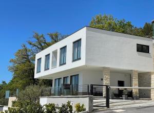 Villa Dispet, sea view, pool, jacuzzi, sauna, cinema