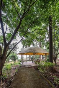 SaffronStays Foresta by the Lake - 6BR veg-only pool estate with lake views, lawns, gazebo & sports court in Kamshet