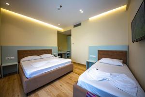 Triple Room with balcony and side Sea View room in Hotel Bella Vista