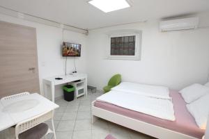 City Studio Room with Bathroom DATE 