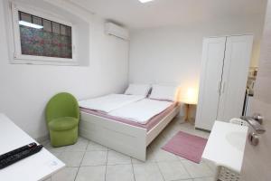 City Studio Room with Bathroom DATE