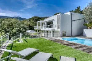 Magnificent Contemporary 5-Star Villa with Sea View and heated Swimming Pool, near Saint Tropez - Cavalaire-sur-Mer