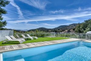 Magnificent Contemporary 5-Star Villa with Sea View and heated Swimming Pool, near Saint Tropez