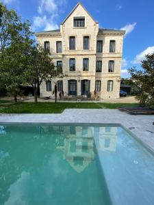 B&B / Chambres d'hotes Demeure Saint Louis Historic manor, City 700m, parking,A C,Clim,WIFI, heated pool, city view : photos des chambres